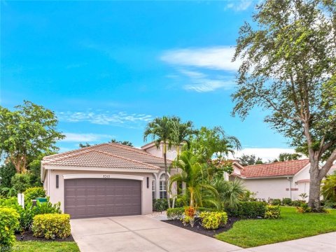 Laurel Lakes Naples Florida Real Estate