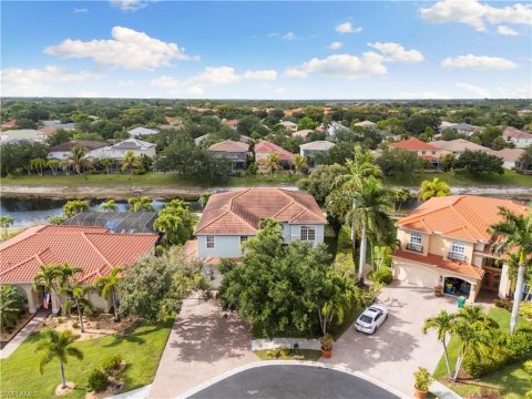 Laurel Lakes Naples Real Estate