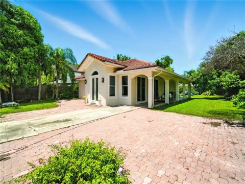 Naples Villas Real Estate