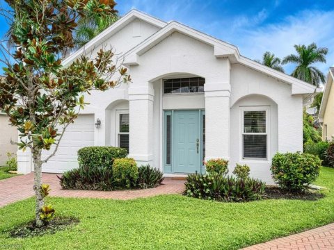 Queens Park Naples Florida Condos for Sale