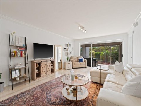 Queens Park Naples Florida Condos for Sale