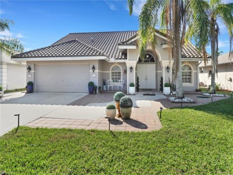 Queens Park Naples Florida Real Estate