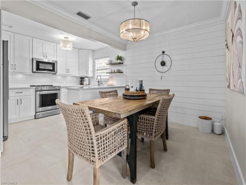 Royal Arms Villas Naples Real Estate