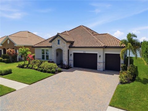Valencia Lakes Naples Real Estate
